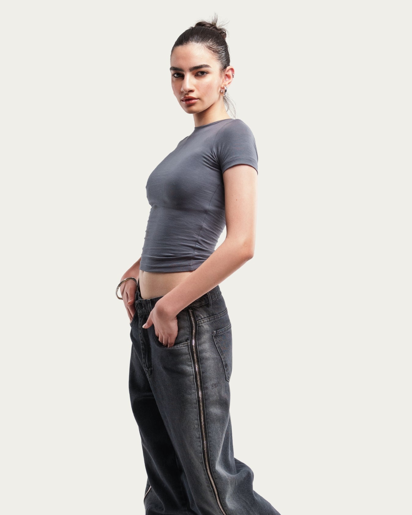 WOMEN’S CHARCOAL STRETCH CREW TEE